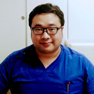 赤門鍼灸整骨院
柔道整復師　鍼灸師　福祉住環境コーディネーター
川崎院長