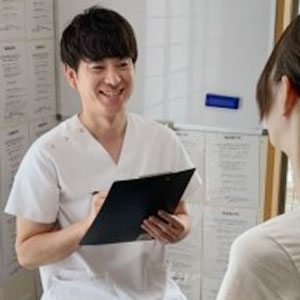 整体院紡ぎ　院長
柔道整復師・エキスパートファスティングマイスター
坂下和哉先生